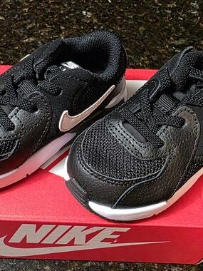 NEW Nike Kids' Black & White Running Shoes Size 6
